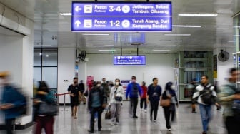 Penumpang berjalan menuju peron di Stasiun Manggarai, Jakarta, Selasa (4/2/2025). [Suara.com/Alfian Winanto]