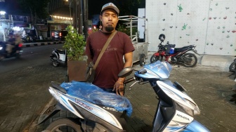 Tangis Berubah Senyum: Pria Surabaya Bahagia Bertemu Lagi dengan Motornya