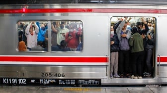 Penumpang menaiki kereta Commuterline di Stasiun Manggarai, Jakarta, Selasa (4/2/2025). [Suara.com/Alfian Winanto]