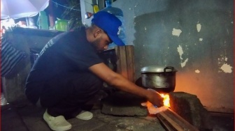 Tak Dapat Gas 3 Kilogram, Pedagang Angkringan di Kuta Terpaksa Memasak dengan Kayu Bakar