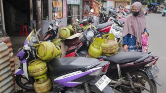 Warga antre untuk membeli gas LPG 3 kilogram di salah satu agen penjualan di Ciputat, Tangerang Selatan, Banten, Selasa (4/2/2025). [Suara.com/Alfian Winanto]