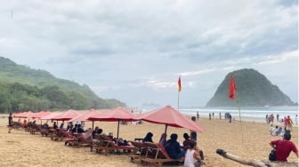 Persona Pantai Pulau Merah, Tampak Menawan dengan Bukit di Tengah Lautan