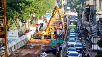 Kendaraan melintas saat penerapan rekayasa lalu lintas di kawasan Manggarai, Jakarta, Rabu (5/2/2025). [Suara.com/Alfian Winanto]