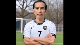 Muncul Video Presiden Indonesia Kenakan Jersey Away Timnas, Posisi Jokowi Disorot