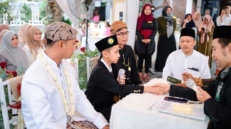 Viral Bocah Jadi Wali Nikah Kakak Perempuan, Bagaimana Urutannya Berdasar Nasab?