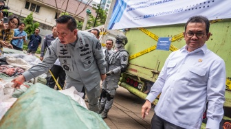 Menteri Perdagangan Budi Santoso (kanan) bersama Kepala Badan Keamanan Laut (Bakamla) Laksamana Madya TNI Irvansyah (kiri) melihat barang bukti produk pakaian bekas ilegal saat ekspose hasil pengawasan oleh Kementerian Perdagangan dan Bakamla di Jakarta, Rabu (5/2/2025). [ANTARA FOTO/Bayu Pratama S/rwa]