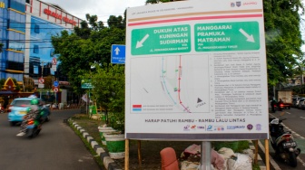 Kendaraan melintas saat penerapan rekayasa lalu lintas di kawasan Terminal Manggarai, Jakarta, Rabu (5/2/2025). [Suara.com/Alfian Winanto]