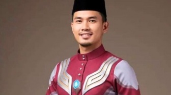 Kemajuan Outfit Lebaran Pria, Viral Baju Raya Ultraman Khas Melayu