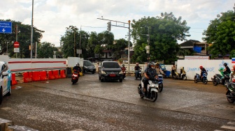 Kendaraan melintas saat penerapan rekayasa lalu lintas di kawasan Terminal Manggarai, Jakarta, Rabu (5/2/2025). [Suara.com/Alfian Winanto]