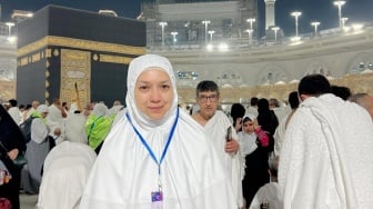 Kisah Haru Ira Wibowo Umrah, Warganet: Masya Allah, Muslim Toh