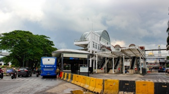 Kendaraan melintas saat penerapan rekayasa lalu lintas di kawasan Terminal Manggarai, Jakarta, Rabu (5/2/2025). [Suara.com/Alfian Winanto]