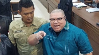 Pengacara Razman Arif Nasution Naik Meja saat Sidang Kasus Pencemaran Nama Baik