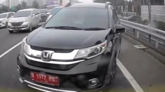 Heboh Mobil Pelat Merah Berlogo Ditjen PK Kemenkeu Ugal-ugalan di Tol, Celetukan Eks Penyidik KPK: Ngejar Koruptor?