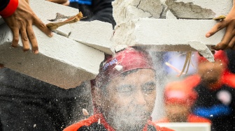 Sejumlah buruh menampilkan teatrikal saat unjuk rasa di depan kompleks Parlemen, Senayan, Jakarta, Kamis (6/2/2025). [ANTARA FOTO/Sulthony Hasanuddin/nym]