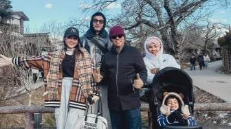 Gaya Liburan Fuji Bareng Keluarga ke Jepang: Tampil Stylish Pakai Jaket dan Scarf Burberry