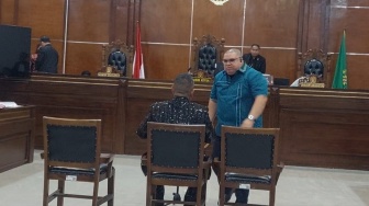 Dihampiri dan Diamuk Razman Arif Nasution di Persidangan, Hotman Paris Langsung Diamankan Petugas