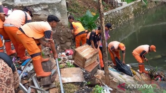 Personel PPSU dan SDA Dikerahkan Tangani Longsor di Cibubur Jakarta Timur