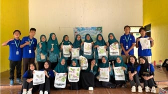 Ibu PKK Gedung Harapan Ciptakan Karya Ecoprint Bareng Mahasiswa KKN Unila