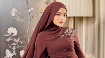 Tren Warna Mahogany untuk Outfit Lebaran 2025, Bukan Merah Bukan Cokelat!