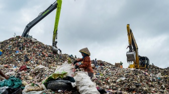 Pemulung memungut sampah di Tempat Pembuangan Akhir (TPA) Jatiwaringin, Kabupaten Tangerang, Banten, Kamis (6/2/2025). [ANTARA FOTO/Putra M. Akbar/foc]