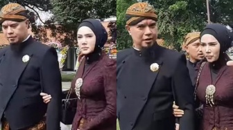 Hadiri Jumenengan di Keraton Surakarta, Kebaya Mulan Jameela Jadi Omongan