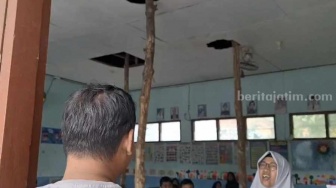 Mengenaskan! Atap Kelas SD di Ngawi Nyaris Roboh, Sudah Ditopang Kayu