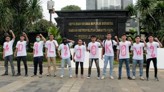 Massa dari Aliansi Rakyat Menggugat (ARM) saat menggelar aksi unjuk rasa di depan Polda Metro Jaya, Jakarta, Jumat (7/2/2025). [Suara.com/Alfian Winanto]