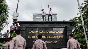 Tuntut Adili Jokowi, Massa Geruduk Polda Metro Jaya