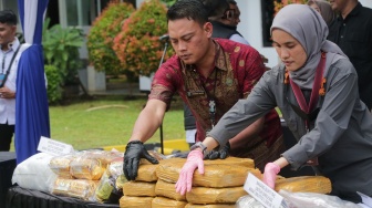 Sejumlah barang bukti narkotika ditunjukkan dalam konferensi pers pengukapan jaringan narkotika dan pemusnahan barang bukti narkotika di Kantor BNN, Jakarta, Jumat (7/2/2025). [Suara.com/Alfian Winanto]