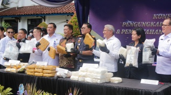 Petugas menunjukan Sejumlah barang bukti narkotika  dalam konferensi pers pengukapan jaringan narkotika dan pemusnahan barang bukti narkotika di Kantor BNN, Jakarta, Jumat (7/2/2025). [Suara.com/Alfian Winanto]