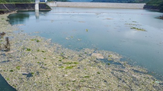 Foto udara tumpukan sampah di kawasan Bendungan Leuwikeris, Desa Handapherang, Kabupaten Ciamis, Jawa Barat, Jumat (7/2/2024). [ANTARA FOTO/Adeng Bustomi/YU]