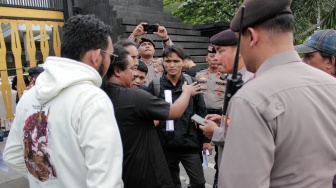 Perwakilan nassa dari Aliansi Rakyat Menggugat (ARM) menemui polisi saat menggelar aksi unjuk rasa di depan Polda Metro Jaya, Jakarta, Jumat (7/2/2025). [Suara.com/Alfian Winanto]