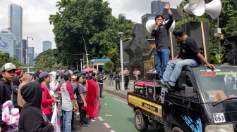 Massa dari Aliansi Rakyat Menggugat (ARM) saat menggelar aksi unjuk rasa di depan Polda Metro Jaya, Jakarta, Jumat (7/2/2025). [Suara.com/Alfian Winanto]