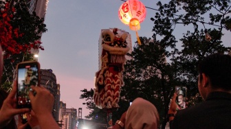 Warga melihat Atraksi barongsai di kawasan Sudirman Central Business District (SCBD), Jakarta, Sabtu (8/2/2025). [Suara.com/Alfian Winanto]