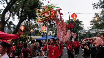 Warga melihat Atraksi Liong di kawasan Sudirman Central Business District (SCBD), Jakarta, Sabtu (8/2/2025). [Suara.com/Alfian Winanto]