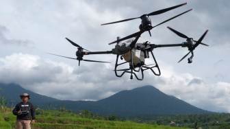 Canggih! Petani di Desa Jatiluwih Bali ini Bertani dengan Drone