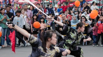 Warga melihat pertunjukan bela diri di kawasan Sudirman Central Business District (SCBD), Jakarta, Sabtu (8/2/2025). [Suara.com/Alfian Winanto]