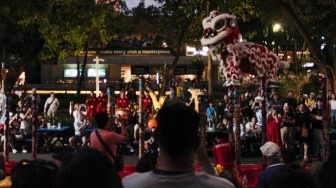 Warga melihat Atraksi barongsai di kawasan Sudirman Central Business District (SCBD), Jakarta, Sabtu (8/2/2025). [Suara.com/Alfian Winanto]