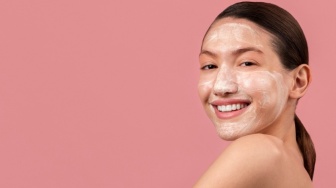 Anti Kusam! 4 Face Scrub yang Bantu Angkat Sel Kulit Mati Tanpa Iritasi