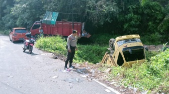 Truk Terbalik di Tanjakan Lemong Pesisir Barat, Begini Kondisi Sopir