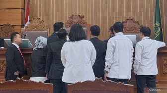 Foto Kusnadi Serahkan Barang ke Hasto di Gedung KPK, Jadi Bukti Sidang Praperadilan