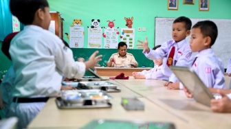 Senyum Prabowo saat 'Ditodong' Tanda Tangan di Sepatu Futsal Anak SD