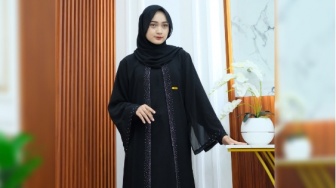 Ini Dia 4 Rekomendasi Abaya Hitam yang Nyaman dan Stylish untuk Lebaran