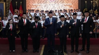 Menteri Pertahanan Sjafrie Sjamsoeddin (tengah) foto bersama saat Upacara Pelantikan Staf Khusus Menhan dan Asisten Khusus Menhan di Aula Bhineka Tunggal Ika Kementerian Pertahanan, Jakarta, Selasa (11/2/2025). [Instagram/dc.kemhan]