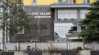 Sejumlah kendaraan melintas di dekat Wisma Atlet Kemayoran, Jakarta, Selasa (11/2/2025). [Suara.com/Alfian Winanto]