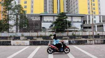 Sejumlah kendaraan melintas di dekat Wisma Atlet Kemayoran, Jakarta, Selasa (11/2/2025). [Suara.com/Alfian Winanto]