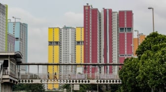 Sejumlah kendaraan melintas di dekat Wisma Atlet Kemayoran, Jakarta, Selasa (11/2/2025). [Suara.com/Alfian Winanto]