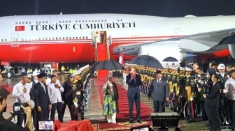 Sambil Genggam Tangan Istri, Presiden Turkiye Erdogan Payungi Prabowo saat Tiba di Indonesia