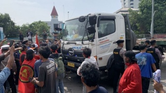 Sopir Hentikan Paksa Truk Trailer Saat Unjuk Rasa di Tower Pelindo Jakarta Utara