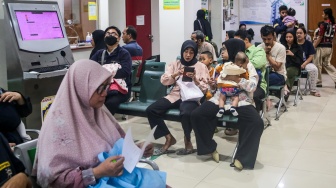 Warga menjalani pemeriksaan kesehatan gratis di Puskesmas Mampang Prapatan, Jakarta, Selasa (11/2/2025). [Suara.com/Alfian Winanto]